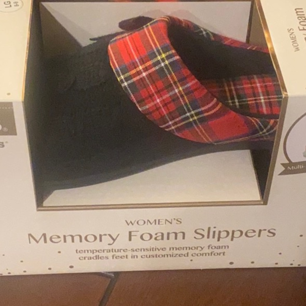 Women’s Totes Slippers Size 7-8 NWT